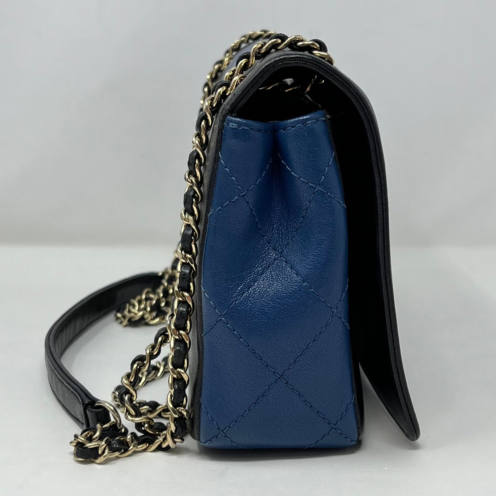 Chanel Bicolor Shoulder Bag - Image 3