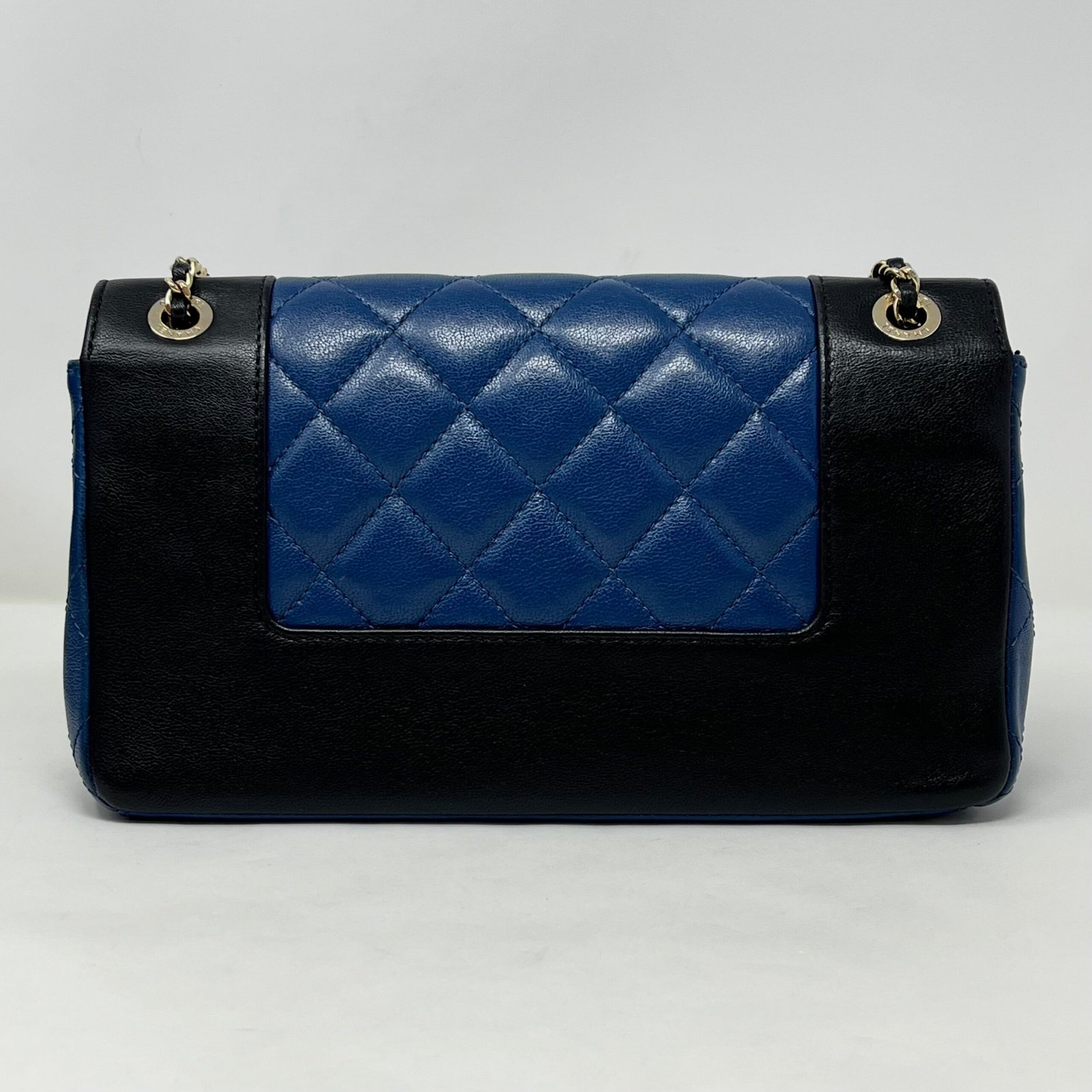 Chanel Bicolor Shoulder Bag - Image 4